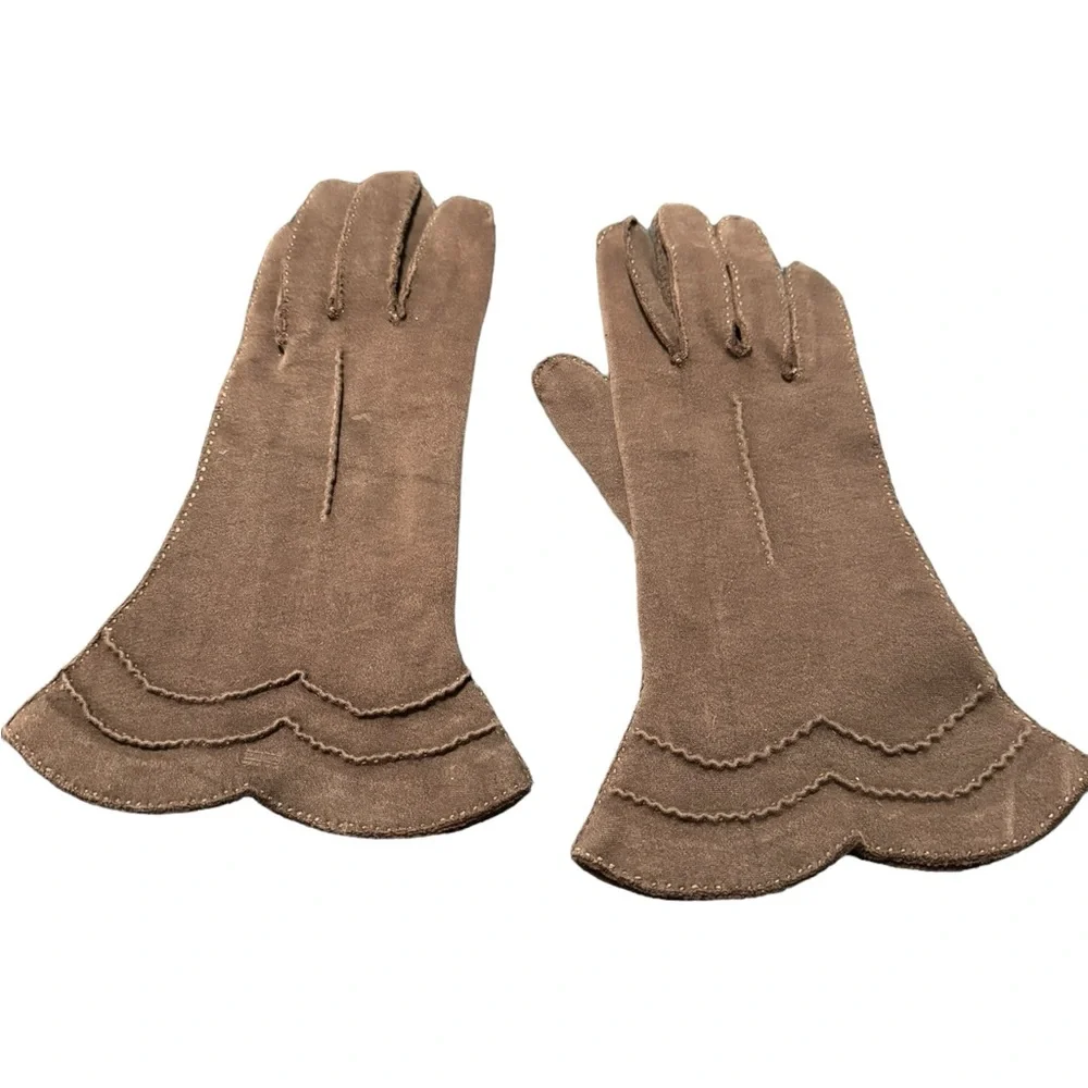 Vintage women’s lightweight gloves in brown. Size M. GUC